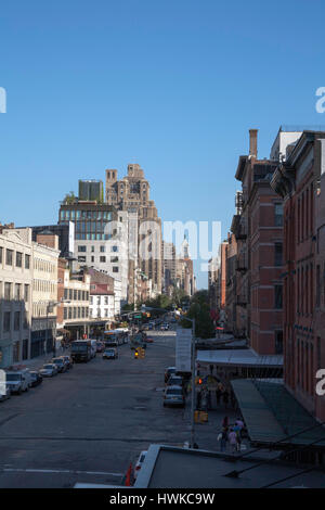 Une vue le long Ouest 14e de l'exécution de la ligne haute entre Chelsea et le Meatpacking District Manhattan New York USA Banque D'Images