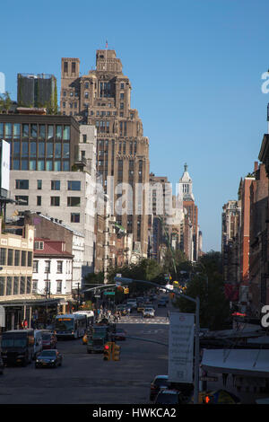 Une vue le long Ouest 14e de l'exécution de la ligne haute entre Chelsea et le Meatpacking District Manhattan New York USA Banque D'Images