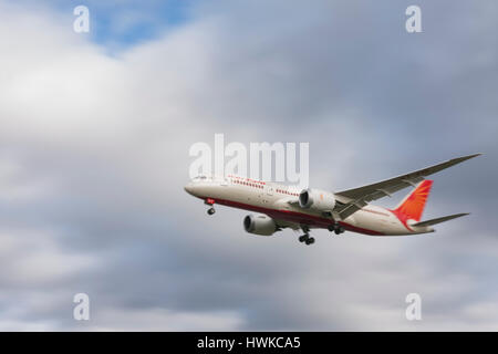 Boeing 787-8 Dreamliner d'Air India à l'atterrissage à l'aéroport Heathrow de Londres, UK Banque D'Images