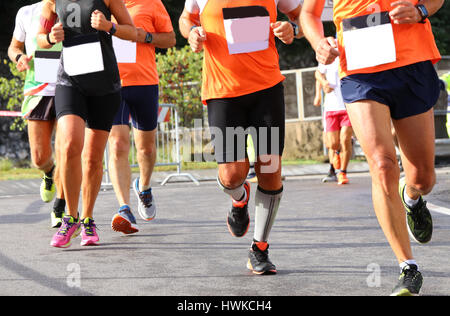 Les coureurs du marathon au cours rapide dans la ville Banque D'Images