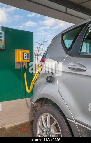 L'énergie solaire, la station carburant Wolpertshausen, Schwaebisch Hall, région Hohenlohe, Heilbronn-Franconia, Allemagne Banque D'Images