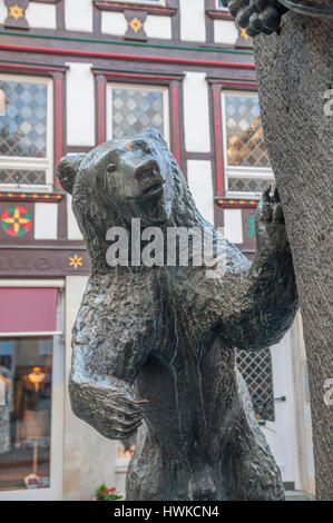 Ainsi l'eau avec la sculpture de l'ours, vieille-ville, Bernkastel-Kues, Bernkastel-Wittlich, Bernkastel, Wittlich, Rhénanie-Palatinat, Allemagne Banque D'Images