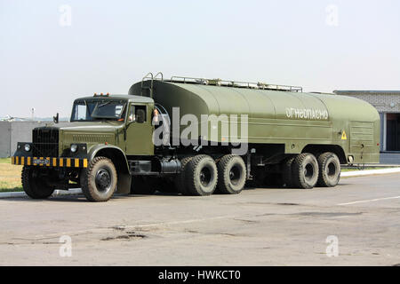 Un navire-citerne d'aérodrome rare TZ-22, aérodrome, Rostov-sur-Don, la Russie, le 14 août 2010 a été photographié à l'aérodrome militaire pendant l'Rostov-Central Banque D'Images