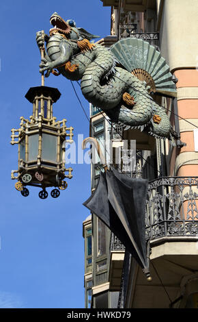 Dragon chinois d'un détail de la façade de la maison de parapluies dans les Ramblas de Barcelone, Espagne Banque D'Images