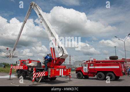 Démonstration de matériel d'incendie près du centre commercial, Rostov-sur-Don, en Russie, le 7 mai 2016 Banque D'Images