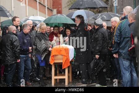 Gerry Adams et Michelle O'Neil à côté du cercueil de l'Irlande du Nord l'ancien vice-premier ministre et ex-commandant de l'IRA Martin McGuinness, à Londonderry, après qu'il est mort à l'âge de 66 ans. Banque D'Images