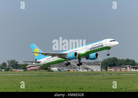 Boeing-757 avion Ouzbékistan Airlines décolle de l'aéroport Rostov-sur-Don, Russie Date de la photographie 08/07/2011. Banque D'Images