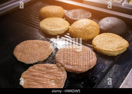 Poêle avec la viande crue burger. Banque D'Images