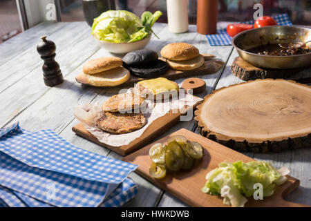 Table avec burger ingrédients. Banque D'Images