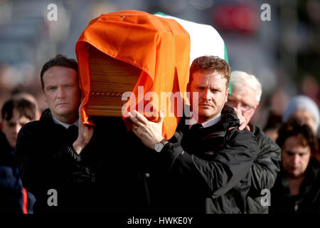 Les fils de l'Irlande du Nord l'ancien vice-premier ministre et ex-commandant de l'IRA Martin McGuinness , (à gauche) et Dave Wintour Percussions Emmet, transporter son cercueil à son domicile à Londonderry après sa mort à l'âge de 66 ans. Banque D'Images