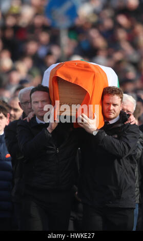 Les fils de l'Irlande du Nord l'ancien vice-premier ministre et ex-commandant de l'IRA Martin McGuinness , (à gauche) et Dave Wintour Percussions Emmet, transporter son cercueil à son domicile à Londonderry après sa mort à l'âge de 66 ans. Banque D'Images