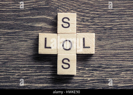 Mots SOS et LOL sur table en cubes de bois elements Banque D'Images