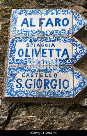 Les panneaux de céramique au phare, Olivetta Beach et château de Saint George, à certaines des principales attractions de Portofino, célèbre village de pêche italien Banque D'Images