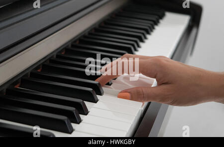 Femme jouant du piano, une partie de la main, d'apprendre à jouer Banque D'Images