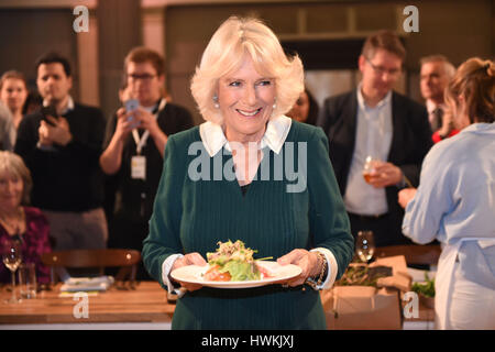 La duchesse de Cornwall assiste au PDG Cookoff, un banquet préparé par des chefs célèbres pour des centaines de « héros du quotidien », à Old Billingsgate dans la ville de Londres. Banque D'Images