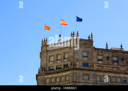 Banco de Espana bâtiment avec drapeaux, Placa de Catalunya, le quartier gothique, Barcelone, Catalogne, Espagne Banque D'Images