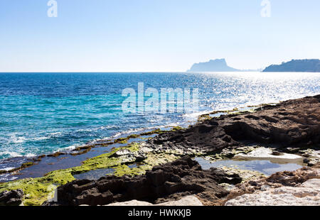 Côte méditerranéenne juste pour aller faire une promenade à l'écoute des vagues et sentir le soleil. photo prise à partir de la passerelle de Moraira Banque D'Images
