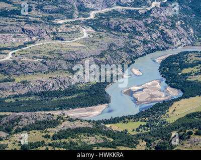 Rivière Rio Ibanez, route Carretera Austral, vu de sentier de randonnée pédestre de lagon à Cerro Castillo, près de village Villa Cerro Castillo, région de l'Aysen, Patagon Banque D'Images