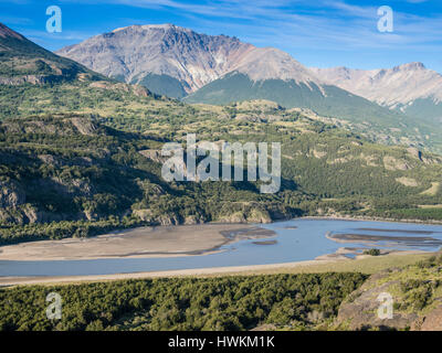 Vue sur la vallée de la rivière Rio Ibanez de montagnes à l'est du mont Cerro Castillo, vu de la route Carretera Austral, près de village Villa Cerro Cast Banque D'Images