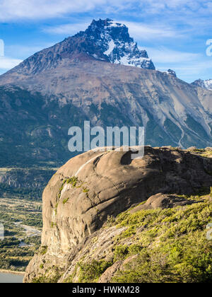 Vue sur la vallée de la rivière Rio Ibanez au mont Cerro Castillo, seul gros rock, vu de la route Carretera Austral, près de village Villa Cerro Castillo, Banque D'Images