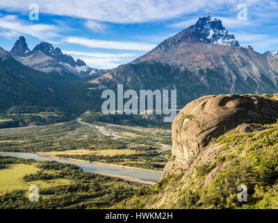 Vue sur la vallée de la rivière Rio Ibanez au mont Cerro Castillo, seul gros rock, vu de la route Carretera Austral, près de village Villa Cerro Castillo, Banque D'Images