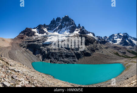 Panorama de la montagne Cerro Castillo, vue sur lagon, glacier et le pic de Cerro Castillo, la réserve naturelle du Cerro Castillo, Reserva Nacional Cerro Castill Banque D'Images