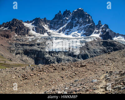 Randonneur sur le sentier de la montagne Cerro Castillo lagon ci-dessous,la nature Réserver Cerro Castillo, Reserva Nacional Cerro Castillo, région de l'Aysen, Patagonie Banque D'Images