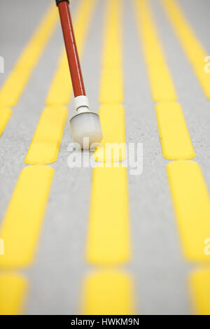 Marche des piétons aveugles et la détection tactile paving avec marquages sur la surface du sol texturé d'indicateurs pour les aveugles et malvoyants. Une cécité Banque D'Images