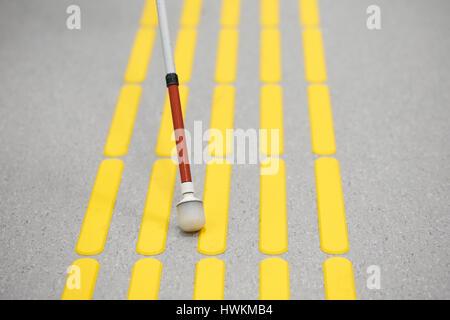 Marche des piétons aveugles et la détection tactile paving avec marquages sur la surface du sol texturé d'indicateurs pour les aveugles et malvoyants. Une cécité Banque D'Images