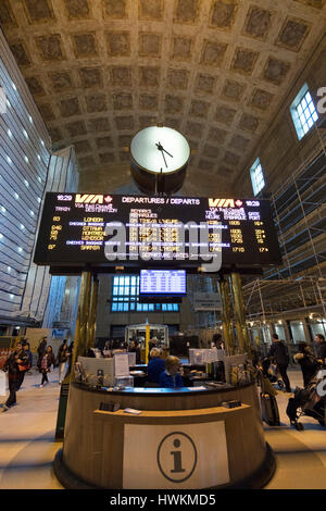 Bureau d'information, grande salle, Union Station, Toronto, Ontario, Canada Banque D'Images