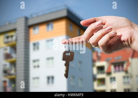 Woman hand holding sur le doigt pour nouvelle maison. Banque D'Images