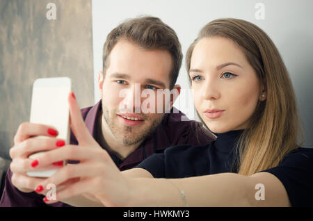 Jeune couple en prenant une photo selfies selfies. jeune couple taking photo technologie concept l'amour heureux Banque D'Images