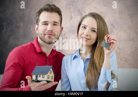 Jeune couple jouit d'obtenir les clés de la maison. Les clés chambre immobilier home heureux couple concept d'économie Banque D'Images