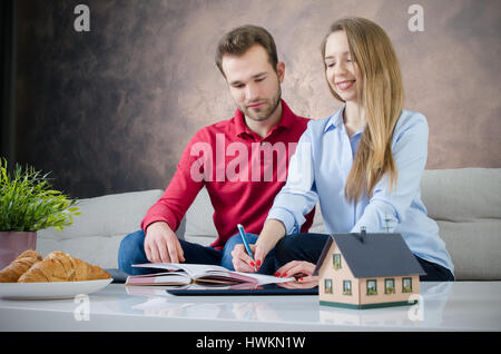 Jeune couple pour la planification budgétaire propre maison. couple enregistrer accueil mariage budget planification finances concept Banque D'Images