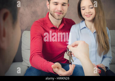 Jeune couple bénéficie d' l'achat d'une maison. estate acheter accueil jeune couple l'achat d'accord accord concept Banque D'Images