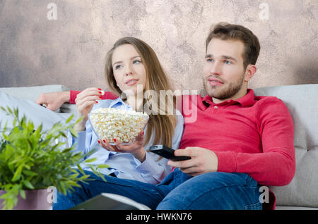 Couple bénéficie d'un temps libre et regarder la télévision. couple watching movie home fun watch concept salle de télévision Banque D'Images