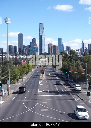 Melbourne, Australie - 17 Avril 2016 : le long de la Swan Street à l'ouest avec Eureka Tower, Centre des arts et de Southbank Banque D'Images