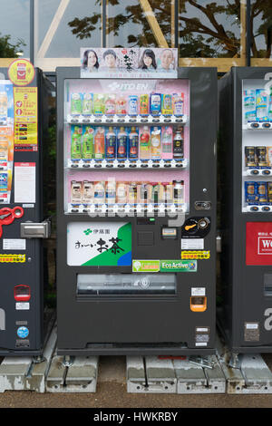 OSAKA, JAPON - CIRCA AVRIL 2016 : Distributeurs automatiques de différentes compagnies d'Osaka. Le Japon a le plus grand nombre de distributeur automatique par habitant dans le monde entier Banque D'Images