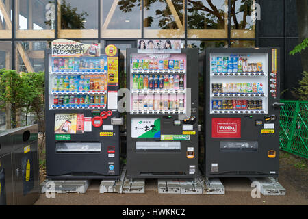 OSAKA, JAPON - CIRCA AVRIL 2016 : Distributeurs automatiques de différentes compagnies d'Osaka. Le Japon a le plus grand nombre de distributeur automatique par habitant dans le monde entier Banque D'Images