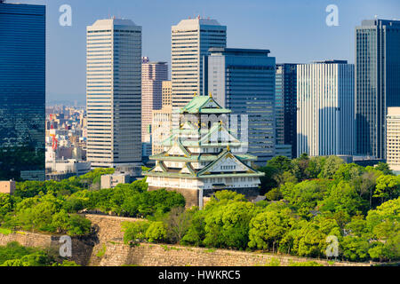 OSAKA, JAPON - CIRCA MAI 2016 : Himeji comme connu comme le château d'Osaka contre le skyscrapper. Banque D'Images