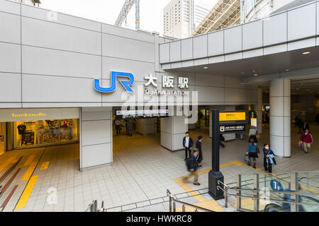 OSAKA, JAPON - CIRCA MAI 2016 : la gare JR d'Osaka est une station principale à Kansai. Elle relie diverses grandes villes. Banque D'Images