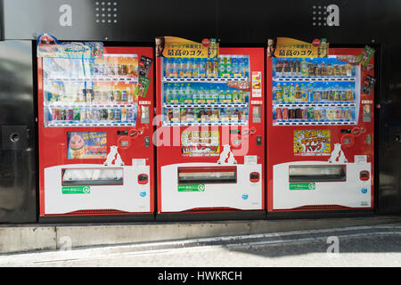 OSAKA, JAPON - CIRCA AVRIL 2016 : Distributeurs automatiques de différentes compagnies d'Osaka. Le Japon a le plus grand nombre de distributeur automatique par habitant dans le monde entier Banque D'Images