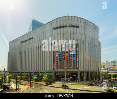 OSAKA, JAPON - CIRCA MAI 2016 : bâtiment magasin Yodobashi Camera à Namba, Yodobashi est l'un des mega store électronique au Japon. Banque D'Images