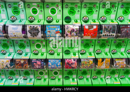 OSAKA, JAPON - CIRCA AVRIL 2016 : Gashapon capsule ou la machine de Osaka. Lorsque les pièces sont insérées la machine renvoie un jouet en capsule. Banque D'Images