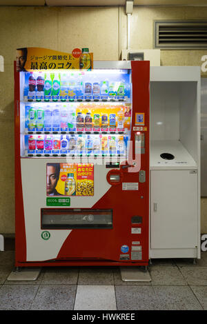 OSAKA, JAPON - CIRCA AVRIL 2016 : Distributeurs automatiques de différentes compagnies d'Osaka. Le Japon a le plus grand nombre de distributeur automatique par habitant dans le monde entier Banque D'Images