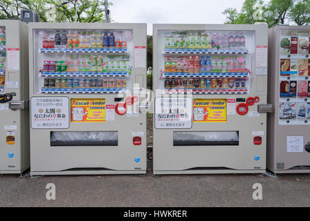 OSAKA, JAPON - CIRCA AVRIL 2016 : Distributeurs automatiques de différentes compagnies d'Osaka. Le Japon a le plus grand nombre de distributeur automatique par habitant dans le monde entier Banque D'Images