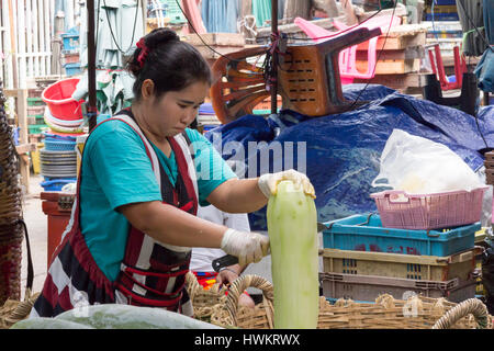 Les vendeurs et les clients sur le plus grand marché Bngkok humide à Khlong Toei, Thaïlande Banque D'Images