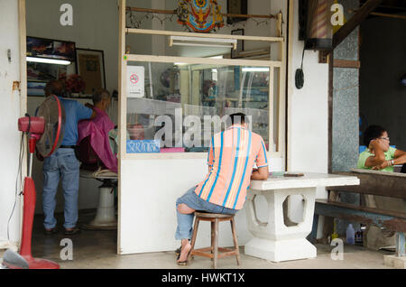 Salon de Beauté Coiffure ou la coupe de cheveux du client dans un salon de coiffure local à Vieille Ville Chanthaboon le 10 août 2016 à Chanthaburi, Thailande Banque D'Images