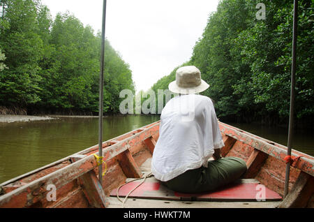 Traveller femme thaïlandaise s'asseoir sur le service de bateau longue queue à la vue de voyage et rivière et forêt de mangroves intertidales ou sur la forêt de la rivière Nam Pak Banque D'Images