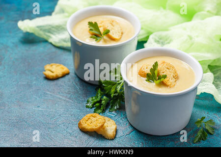 Deux bols de soupe de légumes avec des croûtons et purée de légumes à l'arrière-plan Banque D'Images